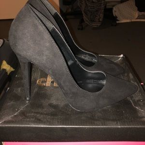 Black pumps